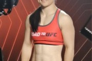 “格斗女中医”称家人不知她打UFC 白天救人夜晚争冠