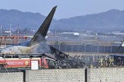 韩客机爆炸事故已致120人死亡 偏离跑道撞墙起火