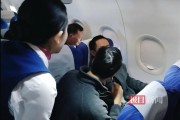 万米高空旅客突发疾病，乘务员与医生联手救助