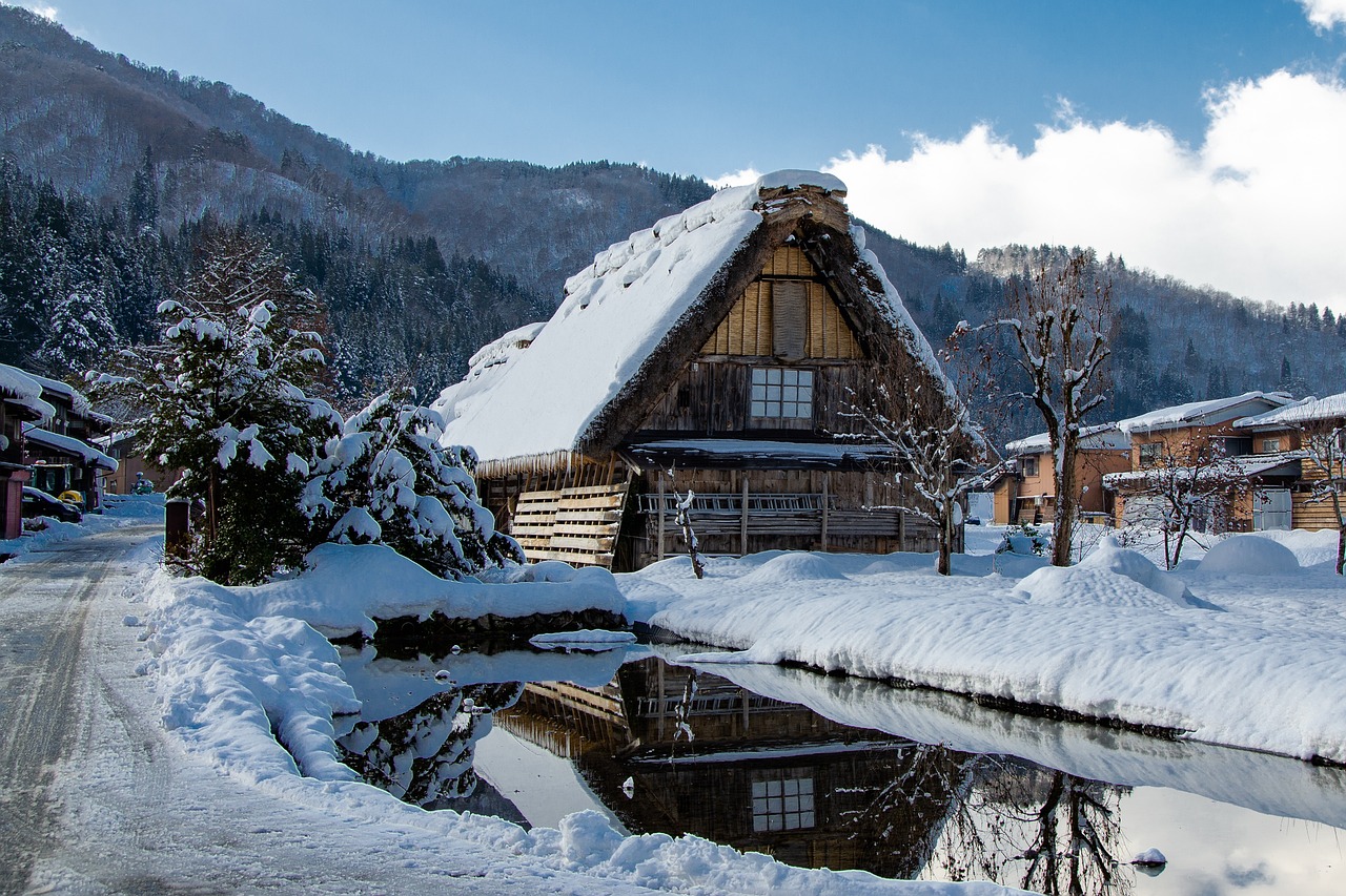 日本甲府地方气象台：富士山山顶附近出现初冠雪