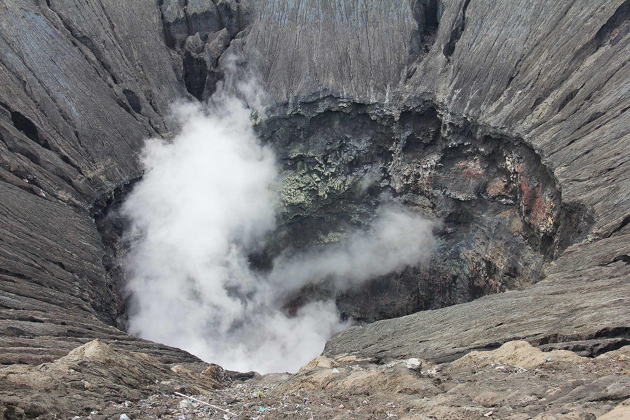 印尼勒沃托比火山再喷发 灰柱直冲天际