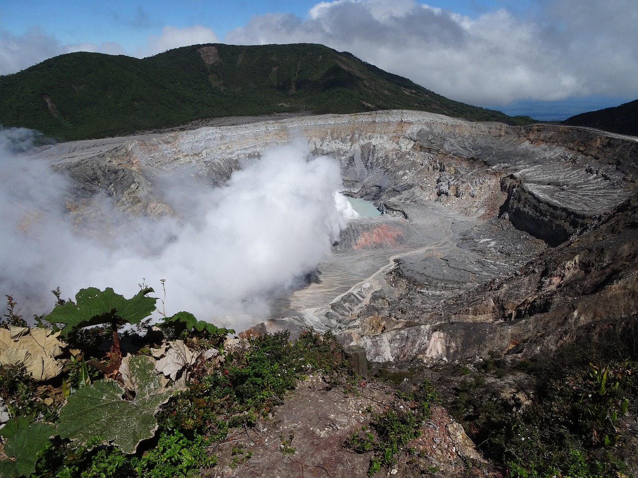 菲律宾中部坎拉翁火山爆发 烟云高达3000公尺