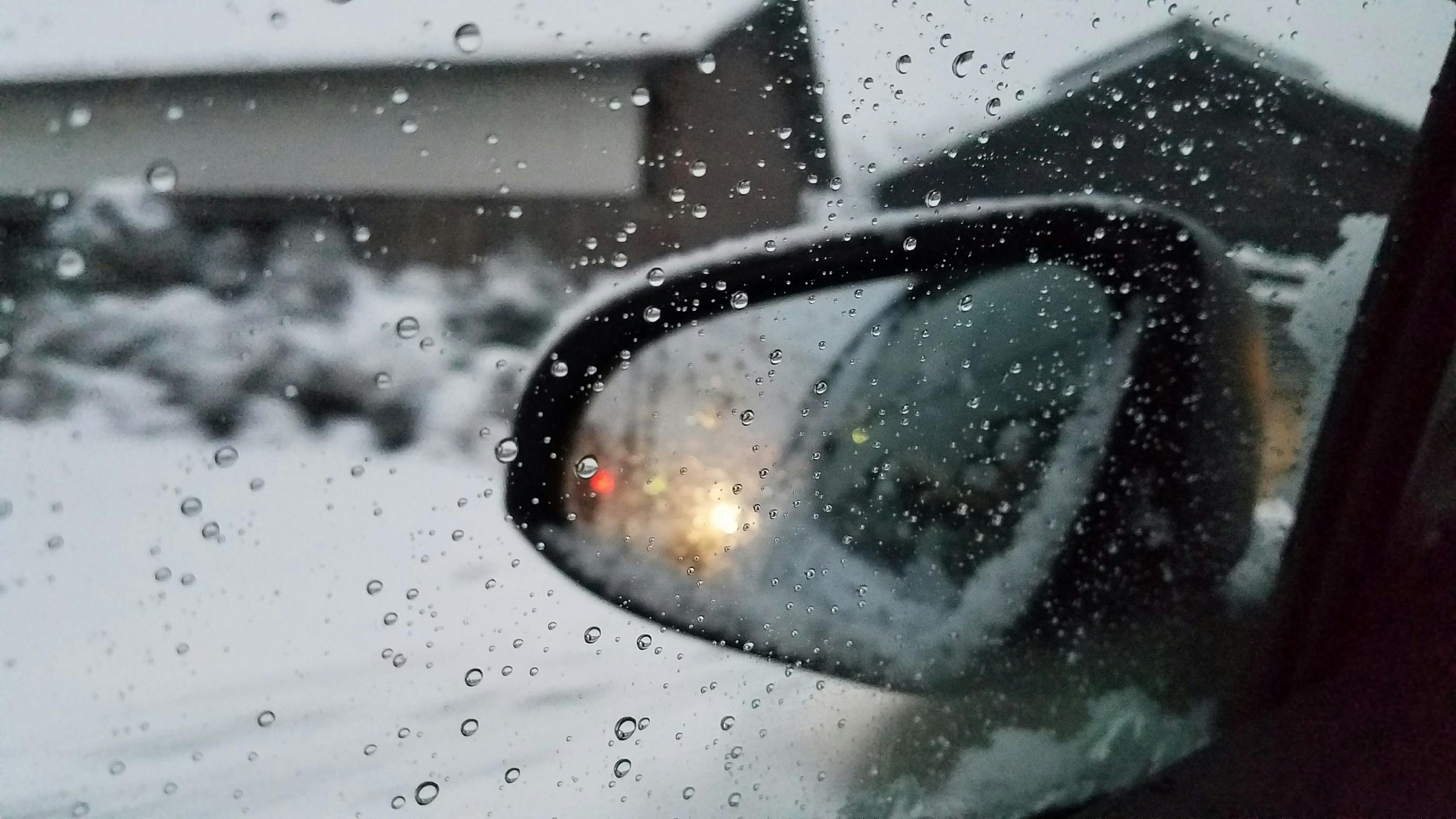 雪天驾驶挑战，下坡难刹车与司机选择经济型车辆的矛盾